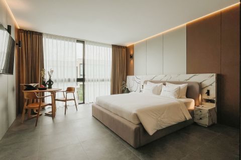 Deluxe Pool View Room